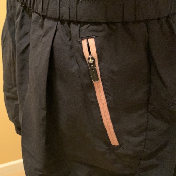 Titika Active Couture Shorts with contrasting zipper pockets - Picture 5 of 6